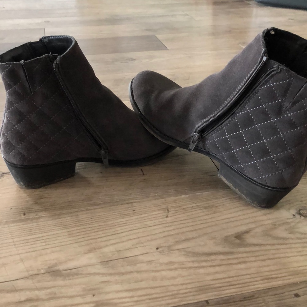 White Mountain suede ankle boots